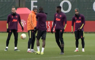 Bruno cười trừ khi Bailly ném bóng 'dằn mặt' Martial