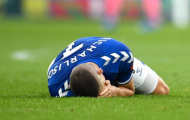 Như 1 thói quen, thủ lĩnh Man City thúc cùi chỏ vào mặt sao Everton