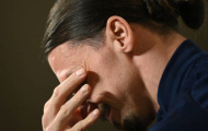 Ibrahimovic dừng họp báo, ôm mặt khóc nghẹn 