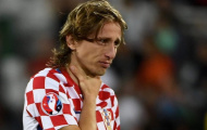 Toàn thể đồng đội vây quanh làm 1 điều, Modric rơi lệ