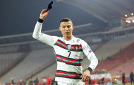 Chiếc băng bị Ronaldo ném xuống đất được đem bán đấu giá