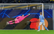 Phá lưới Man City, thần đồng 17 tuổi đi vào lịch sử Champions League