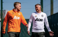 De Beek 'thủ thỉ' với Solskjaer, 2 sao trẻ có mặt trên sân tập M.U