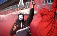 Hàng ngàn fan Arsenal bao vây Emirates, đòi tống khứ cả nhà 1 cái tên
