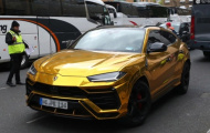 Aubameyang lái siêu xe vàng, nhảy múa hành đội bạn trong kỳ nghỉ hè