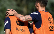 Giroud lấy 2 tay ôm đầu, Mbappe bí xị xa cách