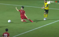 CĐV Malaysia nổi giận tố Văn Toàn ăn vạ, Việt Nam thắng xấu xí