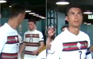 Ronaldo lắc đầu ngao ngán với đồng đội trong đường hầm