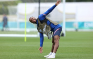Raheem Sterling thi triển kỹ năng trước Marcus Rashford