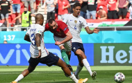 2 hậu vệ tuyển Pháp không muốn chạm vào người cầu thủ Hungary