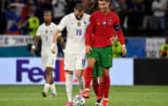 Vừa ghi bàn, Benzema lập tức làm 1 điều với Ronaldo
