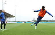Phil Foden chăm chú nhìn đồng đội trổ tuyệt kỹ