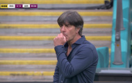 HLV Joachim Low chia tay EURO bằng hành động... ăn gỉ mũi