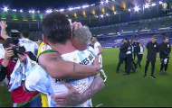 Hành động của Neymar với Messi sau trận chung kết