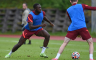 Tân binh Liverpool lộ bắp đùi khủng trên sân tập