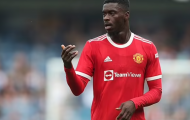 Newcastle hỏi mua hậu vệ Man United