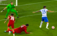 Đối thủ solo xỏ háng qua người Van Dijk và ghi bàn