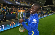 N'Golo Kante khoe dáng rất cute khi nhận cúp