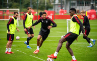 Varane đối đầu Pogba, sân tập M.U trở nên rộn ràng