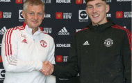 CHÍNH THỨC! Gia hạn xong với M.U, báu vật tuyến giữa lập tức rời Old Trafford