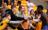 Chỉ 1 hành động, Pogba lấy lòng CĐV Wolves trong tích tắc