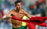 Cristiano Ronaldo khoe body như tạc tượng trong ngày phá vỡ kỷ lục