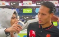 Van Dijk nhăn nhó, đẩy fan hâm mộ sang 1 bên