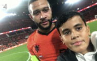 Chụp ảnh với Depay, cậu bé bị cấm đến sân 5 năm