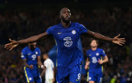 Tiếp tục dội bom, Lukaku được Patrice Evra tung lên mây