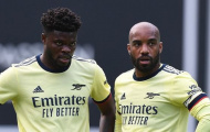 Hai cầu thủ Arsenal tranh cãi kịch liệt trên sân