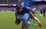 Lộ video bom tấn Man City còng lưng gánh thủ lĩnh Chelsea khó đỡ