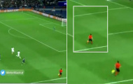 Mải mê nhìn Messi rê bóng, trọng tài biên chạy luôn vào sân