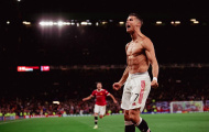 Đi vào lịch sử, Ronaldo cởi phăng áo ăn mừng giải cứu Quỷ đỏ