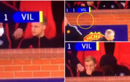 Mất bình tĩnh, Van de Beek quăng kẹo gum ra sau lưng Solskjaer