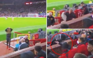 Không chỉ ném bã kẹo, Van de Beek còn tức giận vứt áo sau lưng Solskjaer