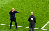 Guardiola nổi nóng, cởi phăng áo trước mặt trọng tài