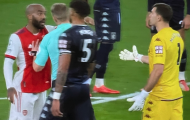 Lacazette chiến với Emi Martinez trước quả phạt đền gây tranh cãi