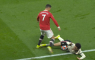 Sir Alex lắc đầu ngao ngán, Ronaldo nổi điên có hành động gây sốc