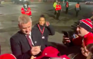 Solskjaer có hành động bất ngờ với CĐV M.U sau trận đấu