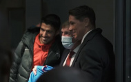 Atletico thua Liverpool. Torres và Suarez cùng làm 1 điều trong đường hầm Anfield