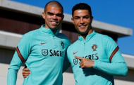 Gạt sầu ở OTF, Ronaldo hướng tới cột mốc khủng