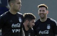 Dybala chăm chú nhìn Messi đánh đầu