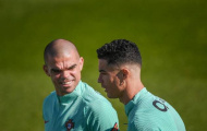 Pepe đăm chiêu nhìn Ronaldo trước trận đấu quyết định