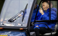 Gãy xương vì ngã xe đạp, Van Gaal ngồi xe golf chỉ đạo học trò