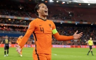 'Van Dijk thi đấu không bình thường'