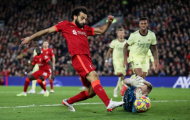 Ramsdale khiến đám đông tại Anfield im lặng