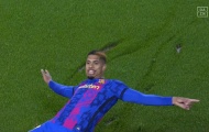 Ăn mừng cuồng nhiệt bàn thắng việt vị, sao Barca dính chấn thương phải rời sân