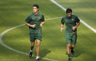 Luis Figo bảo vệ sao Quỷ đỏ