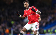 Fred đáp lễ Mendy, vùng vằng không cho 1 sao Chelsea đụng chạm
