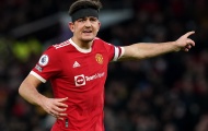 Harry Maguire lăn xả tới mức đổ máu, phải băng bó đầu